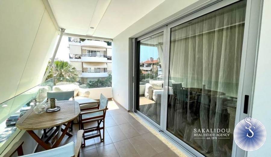 LUXURIOUS CORNER APARTMENT IN GLYFADA  