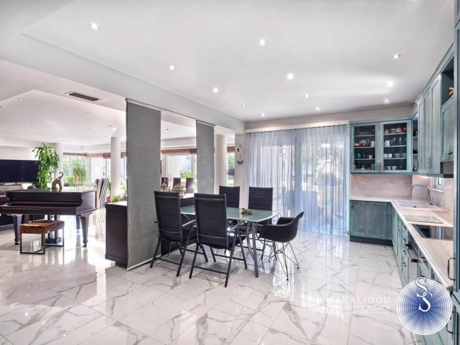 (For Sale) Residential Floor Apartment || East Attica/Vouliagmeni - 310 Sq.m, 4 Bedrooms, 1.800.000€ 