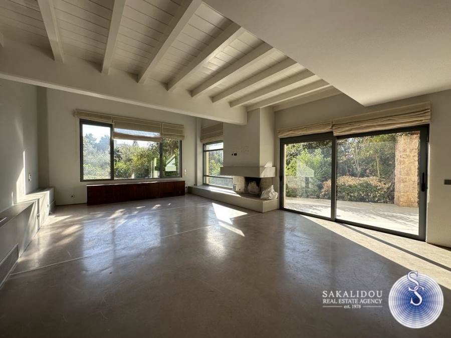 MINIMAL MAISONETTE IN GLYFADA  