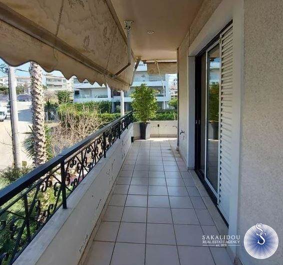 Voula close to the Center, very bright floor apartment  