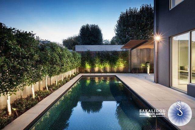 Minimal ground floor maisonette close to the sea 