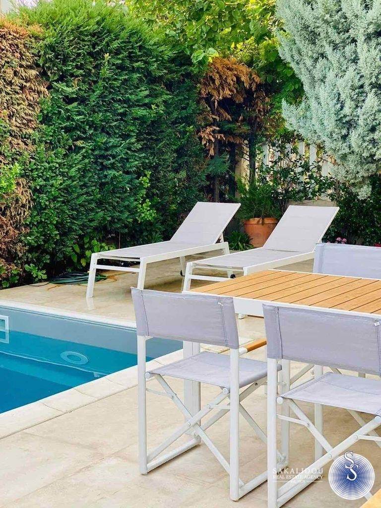 MAISONETTE WITH SWIMMING POOL IN VARI  