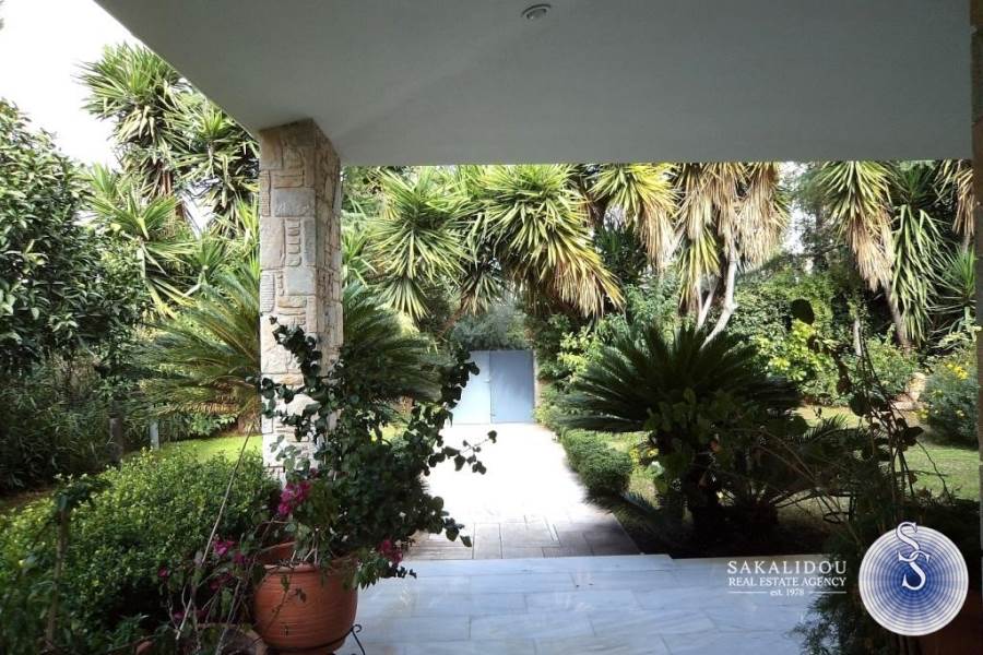 DETACHED HOUSE FOR SALE IN GLYFADA DOWNTOWN 